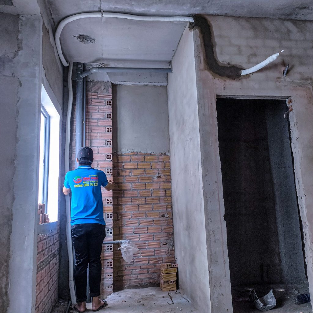 Thi công ống đồng âm tường có gì khác so với đi nổi đường ống đồng-2.jpg